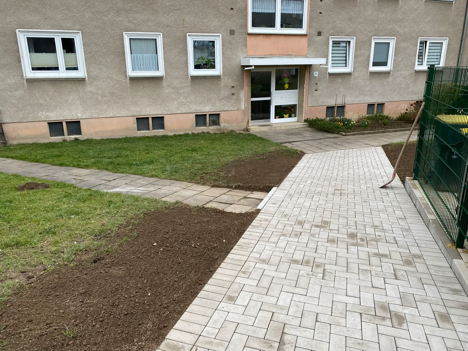 Neu gepflasterte Hauszuwegung