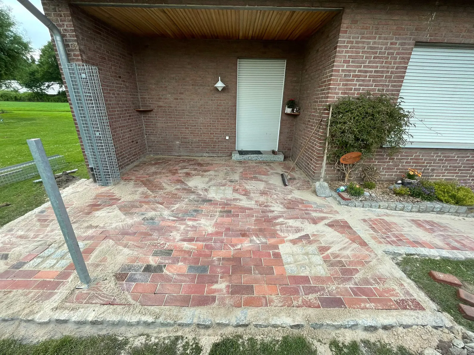 Sauber gepflasterter Eingangsbereich an einem Wohnhaus